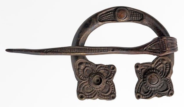 The excavation of Loch Glashan crannog, Argyll, led by Jack Scott of Kelvingrove Art Gallery and Museum began #OTD in 1960. A c.C8th bronze and amber brooch was among the items found. The site may have been a workshop serving the elite of Dál Riata. 📸Glasgow Museums