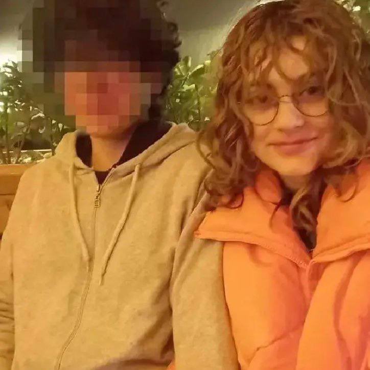 Çağla Çetinalp'i 120 bıçak darbesiyle katleden 15 yaşındaki katiline verilen ömür boyu hapis cezası, yaşı nedeniyle 15 yıl hapis cezasına çevrildi.

• Sanığın cinayeti önceden planladığı; balta, satır gibi kesici araçların olduğu bir alışveriş listesi hazırladığı belirtildi.