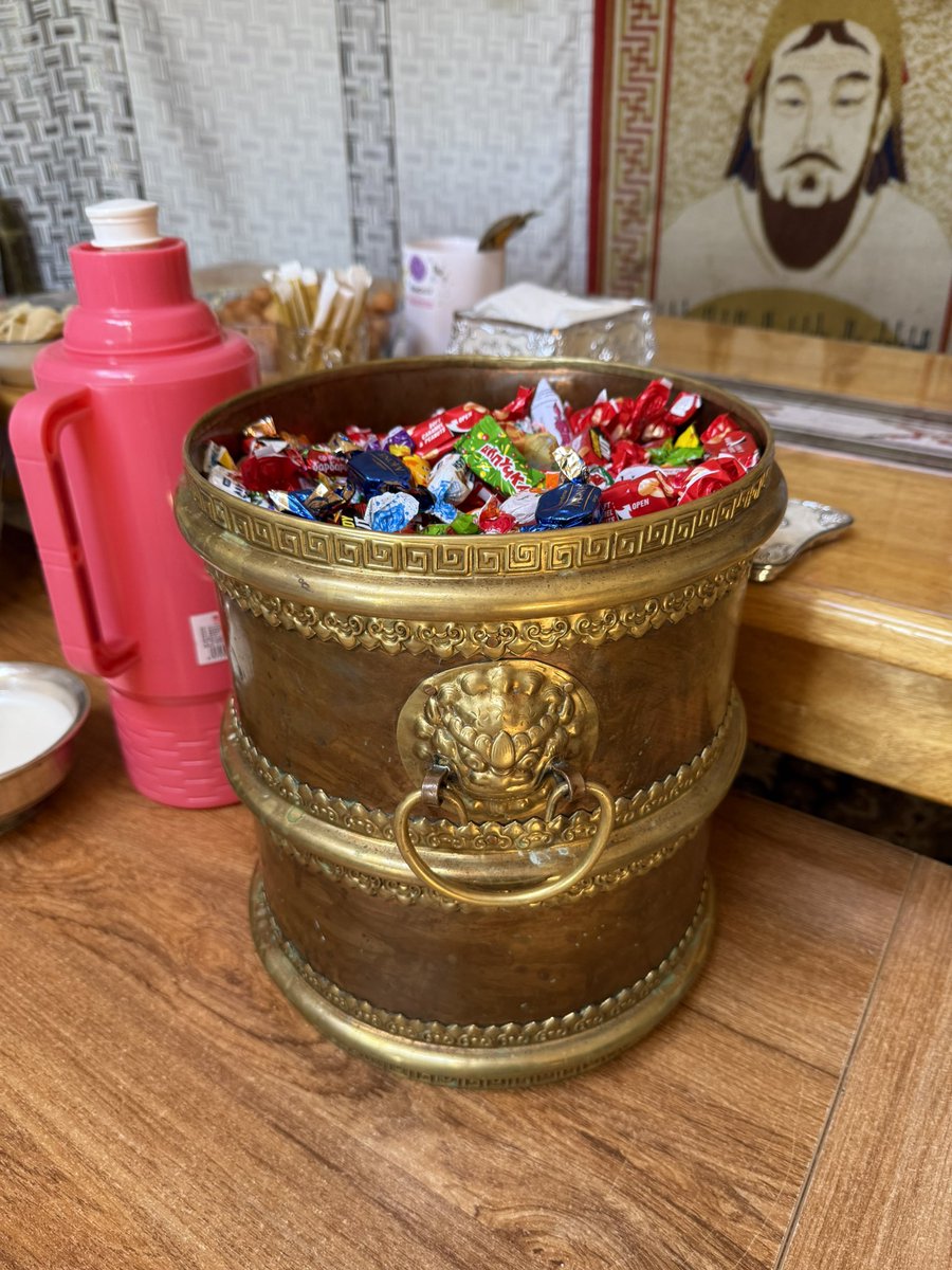 AEnkhtsetseg's tweet image. Баавартай чихрийн тавагтай бнуу 🤭🤭🤭? Жуулчин дагуулж ирдэг айлдаа гэр бүлээ дагуулаад хонохоор ирсэн чинь олон жил манайд орлого авчирсан, юу гэж чамаас мөнгө авч бдаг юм гээд болдоггүйээ. Орой хорхог хийж өгнө гээд санаа зовмоор юм бэ