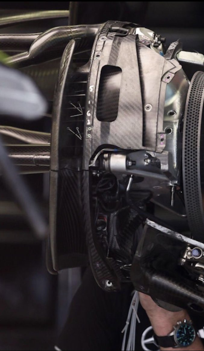 Finally Mercedes make some new things on there brake duct. I have already told you they use a lot of pito  since Miami in there rear brake duct, it was  just a matter of time to put it in the car let see what there is inside now 👀