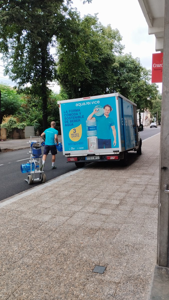 Duc_78's tweet photo. Ahir 24/7 a les 8:40, un repartidor d’@aquaservice va recollir garrafes a l’Av. Sant Narcís 18 (Girona). Va colpejar repetidament l’ascensor amb el carro. En demanar-li més cura, se’m va encarar amb mala educació. Aquest és el servei que oferiu? https://t.co/uyvmtx02JJ