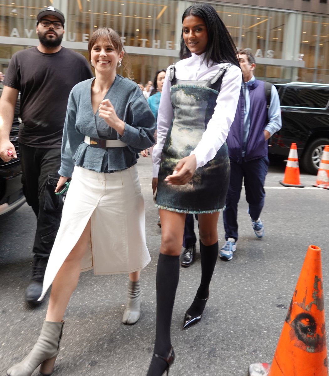 simoneanetwork's tweet image. 📸 | Simone Ashley and Pauline Chalamet leaving the set of The Devil Wears Prada 2 on July 24, 2025 in New York City, NY