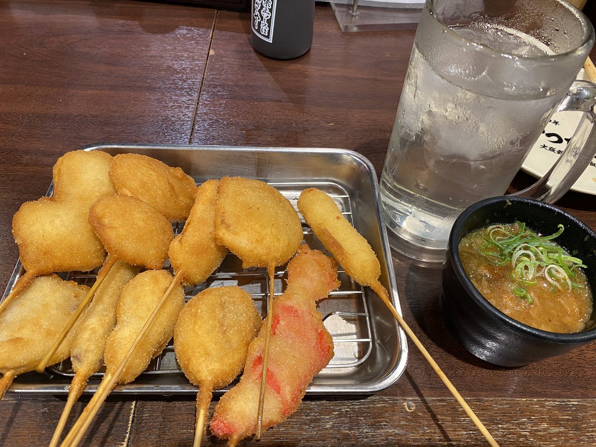 akiradayooooo's tweet image. 昨日の話
あきら「今日帰る予定だったけど551買うの間に合わんかった…。明日なら買って帰れるけどどうする？」
彼女「寂しいんじゃけど明日買って帰ってきて！寂しいんじゃけど！」
あきら「隣の串カツ屋行って明日帰るぁぁ」

551神だからね、仕方ないね
豚まんも焼売も神だからね、仕方ないよね