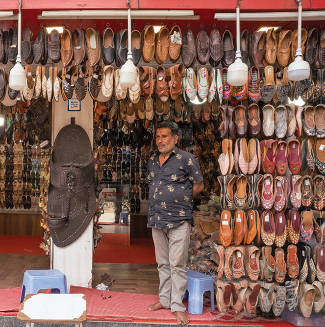 Openthemag's tweet image. Making these #KolhapuriSandal is hard and tedious. Craftsmen can take several days to make a single pair. There is also little money, with middlemen pocketing much of the profits. Then, most craftsmen are caught up in ‘debt traps’, writes @lennyspeaks t.ly/7Nssc