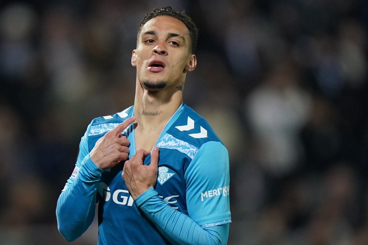 🚨 JUST IN: Two of Saudi Arabia's top clubs are interested in signing Antony. A move to Real Betis is unlikely at this stage. 

Antony is taking his time to choose his next move and could be open to Saudi but prefers to stay in Europe.

#MUFC [<a href="/SkySportsLyall/">Lyall Thomas</a>]