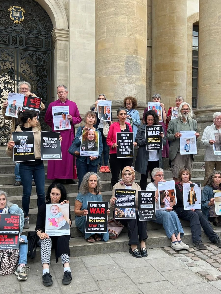 OxfordClarion's tweet image. The Bishop of Oxford joined a vigil in Oxford on Thursday in remembrance of both Israeli and Palestinian children killed in the last two years. UK Friends of Standing Together support a progressive social movement in Israel which brings together Arabs and Jews.