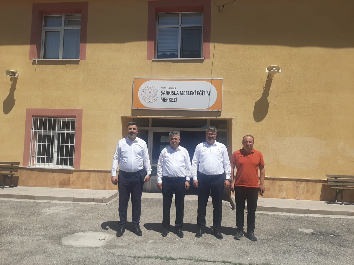 Sivas İl Millî Eğitim Müdür Yardımcılarımız Sayın Ahmet Turan ULUTAŞ ve Sayın Hüseyin ÖZCAN, bir dizi ziyaret ve incelemelerde bulunmak üzere Şarkışla ilçemize geldi.
İlçe Millî Eğitim Müdürümüz Sayın Ekrem YURT ve müdürlük birim amirleriyle bir araya geldi.