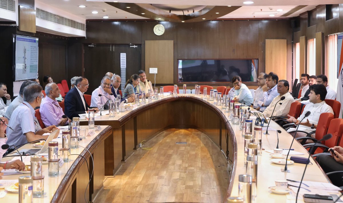 JM_Scindia's tweet image. Chaired a meeting with stakeholders from the Internet Service Providers (ISPs) and Infrastructure Provider ecosystem to advance our collective vision for a connected and empowered India.
#DigitalIndia