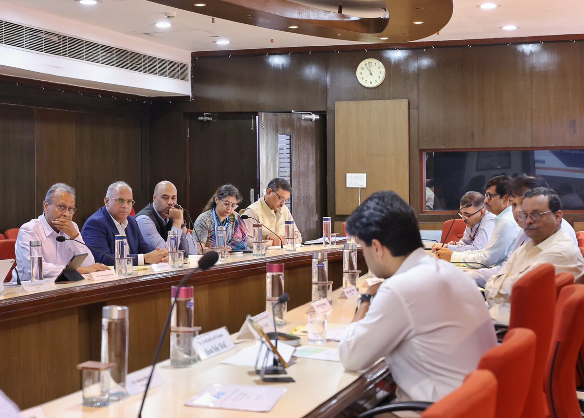 JM_Scindia's tweet image. Chaired a meeting with stakeholders from the Internet Service Providers (ISPs) and Infrastructure Provider ecosystem to advance our collective vision for a connected and empowered India.
#DigitalIndia