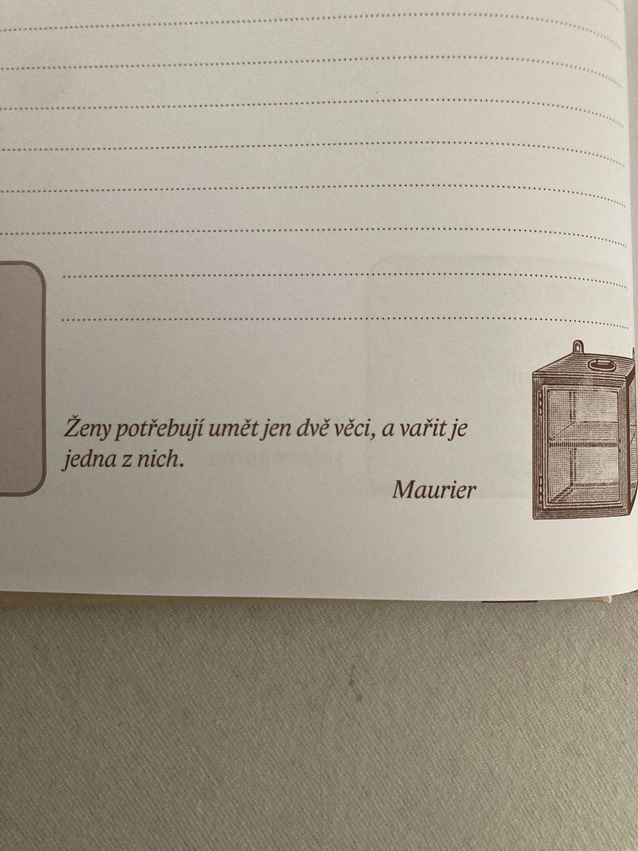lassquelette's tweet image. i got this cookbook as a gift, safe to say i won’t be writing into it bc i dont wanna be reading these dumbass quotes everytime i need to check a recipe😭😭 translated in alt