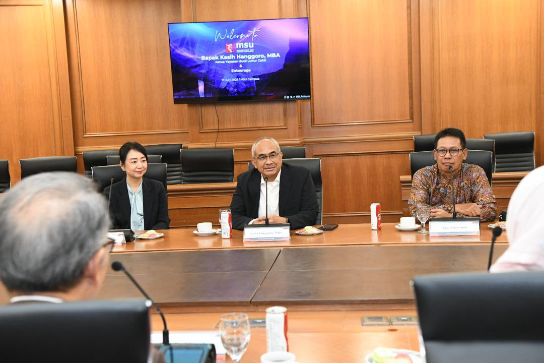 MohdShukriYajid's tweet photo. A pleasure to welcome Bapak Kasih Hanggoro, Chairman of Budi Luhur Foundation and Prof Agus Setyo Budi, Rector of  @univ_budiluhur. Glad to proceed with the MoU between UBL & @MSUmalaysia, a significant mark in our partnership for quality education and impactful lifelong learning.