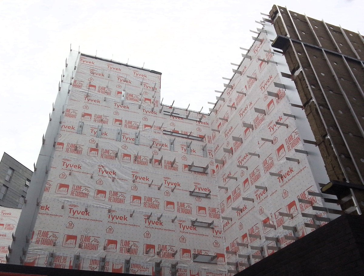 Progress shots from our facade installation at Greater Manchester Institute of Technology, where we are working for Tilbury Douglas.

Wes are currently installing Knauf Rainscreen Slab, helping hand bracket and rail system and Corofil cavity fire barriers

#constructionuk #facade