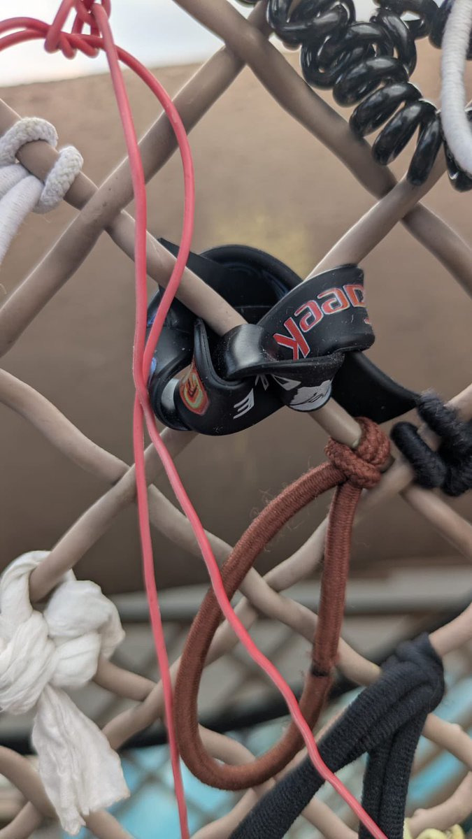 pitivier062's tweet image. Notre ami @PAPAJ0U co-animateur de la #RadioGEEK, est actuellement sur le Pont de Brooklyn à #NewYork, et il y a laissé un petit souvenir de la #Famille2Geek … Quelle belle attention…C’est Fou quand on y pense. Merci l’ami ❤️😉