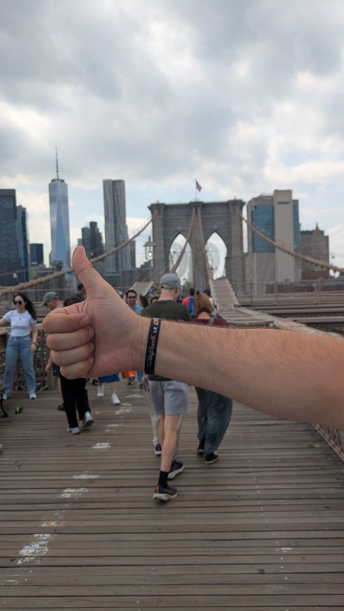 pitivier062's tweet image. Notre ami @PAPAJ0U co-animateur de la #RadioGEEK, est actuellement sur le Pont de Brooklyn à #NewYork, et il y a laissé un petit souvenir de la #Famille2Geek … Quelle belle attention…C’est Fou quand on y pense. Merci l’ami ❤️😉
