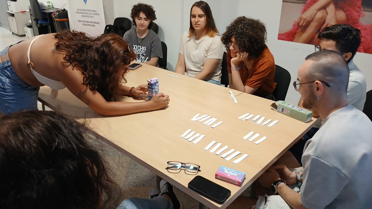 PlataformaTrans's tweet image. 🏳️⚧️ Ayer nos reunimos en el #EspacioTrans de Sevilla.
🏳️⚧️ En esta quedada trans construimos una jenga con nuestras historias, experiencias y estrategias para gestionar nuestras emociones.
🫂 Cada bloque representaba una historia personal, entre risas, anécdotas relacionadas con…