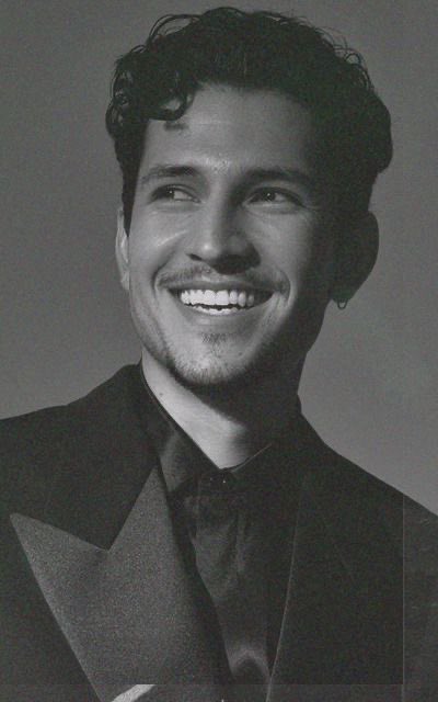 Midnightispunk's tweet image. ITS #falconfriday and boy oh boy am I celebrating (constantly staring at pictures of this gorgeous man) (ps don’t disturb me)