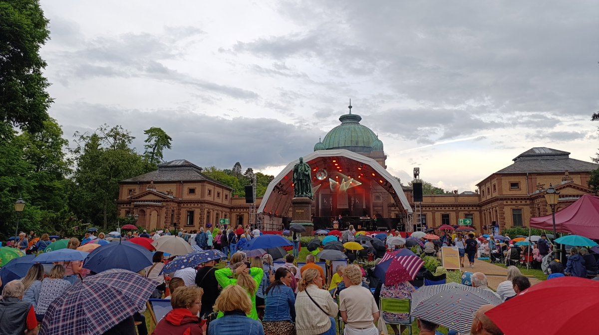 GoldrauschEntS's tweet image. Der Bad Homburger #Sommer vom 11. Juli bis zum 02. August 2025. KAISER – Die Roland Kaiser Tribute Show 24.07.2025 Sommerbühne der Taunus Sparkasse vor dem Kaiser-Wilhelms-Bad. Eine große Hommage an den erfolgreichsten Protagonisten des Schlagers. #RolandKaiser #Feste #Festivals