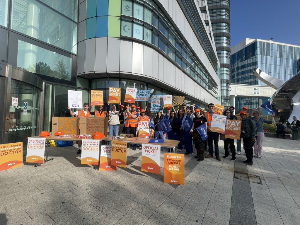 The Doctor Magazine (@thedrmagazine) on Twitter photo Our writer <a href="/ben_ireland_11/">Ben Jaxen Ireland</a> is at <a href="/uhbtrust/">University Hospitals Birmingham</a> today with <a href="/BMAResidents/">Resident Doctors</a> as they begin five days of industrial action in their fight for #PayRestoration
Follow this thread for updates: Our writer <a href="/ben_ireland_11/">Ben Jaxen Ireland</a> is at <a href="/uhbtrust/">University Hospitals Birmingham</a> today with <a href="/BMAResidents/">Resident Doctors</a> as they begin five days of industrial action in their fight for #PayRestoration
Follow this thread for updates: