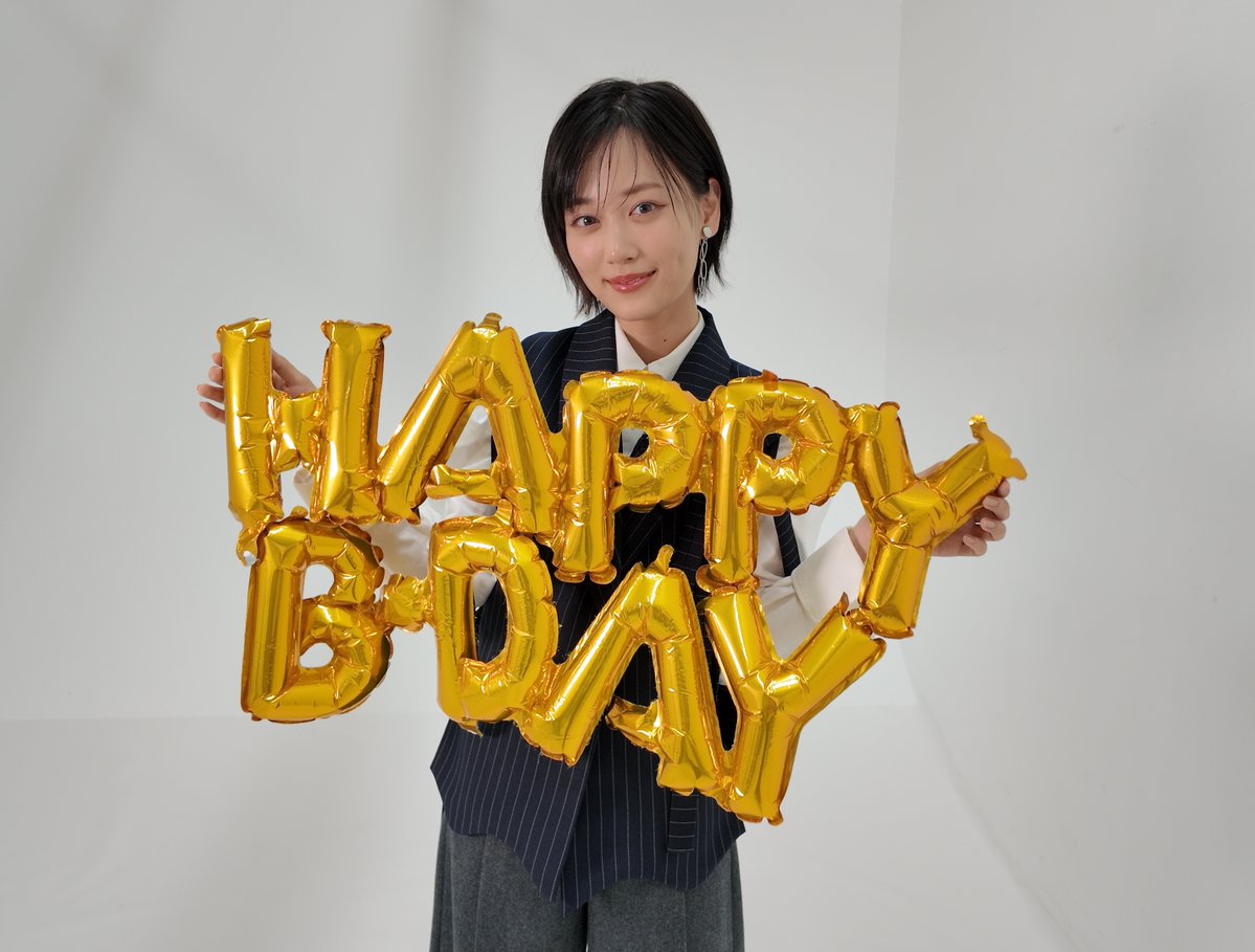 hikuidori_movie's tweet image. 本日は #山下美月 さんのお誕生日🎂
おめでとうございます。
山下さんが演じるのは、
雄司を献身的に支える妻、夕里子。
貞市の日記から"何か"を感じているようですが…
先日お祝いした写真と、映画撮影中の写真を📸
#火喰鳥を喰う 𓅞 𝟏𝟎.𝟑(金)
