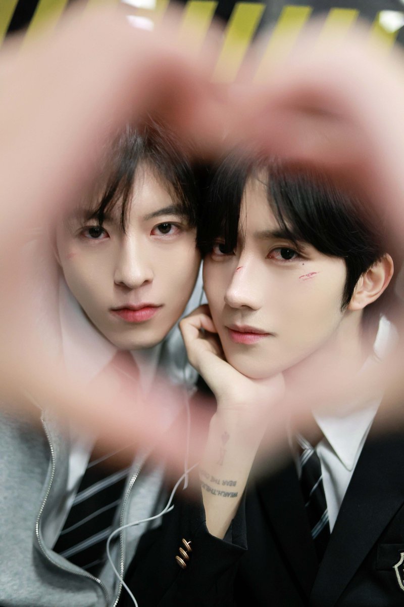 YoukuOfficial's tweet image. #ABODesire Hand in hand, side by side. #EliotHuang #KipukaQiu
#垂涎 #黄星 #邱鼎杰
#YOUKU #优酷