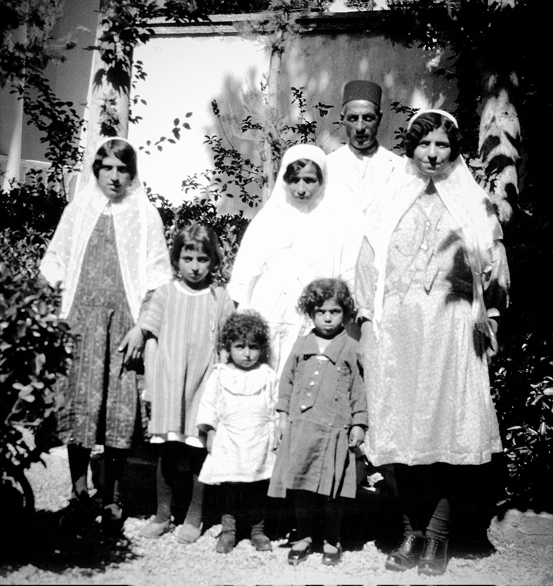 Ehsanrostamipor's tweet image. آدمها، خانواده آقاجان، باغ تهران
بریدهای از عکس فردریک جی.کلب عکاس آمریکایی