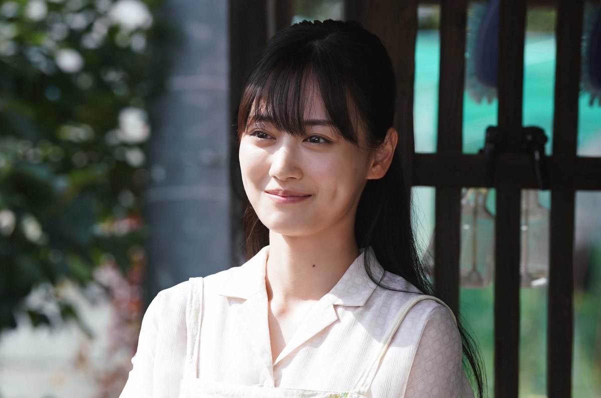 hikuidori_movie's tweet image. 本日は #山下美月 さんのお誕生日🎂
おめでとうございます。
山下さんが演じるのは、
雄司を献身的に支える妻、夕里子。
貞市の日記から"何か"を感じているようですが…
先日お祝いした写真と、映画撮影中の写真を📸
#火喰鳥を喰う 𓅞 𝟏𝟎.𝟑(金)