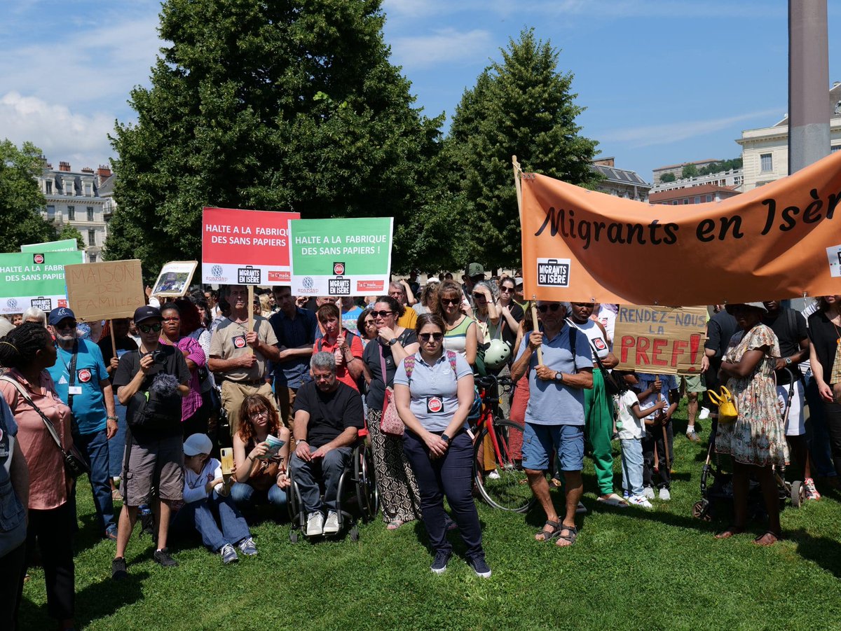Dans une ordonnance du lundi 21 juillet 2025, le tribunal administratif de Grenoble a  enjoint à la <a href="/Prefet38/">Préfète de l'Isère 🇨🇵🇪🇺</a>  de de mettre en place des mesures alternatives aux procédures dématérialisées pour les demandes de titres  de séjour des étrangers.
placegrenet.fr/2025/07/25/le-…