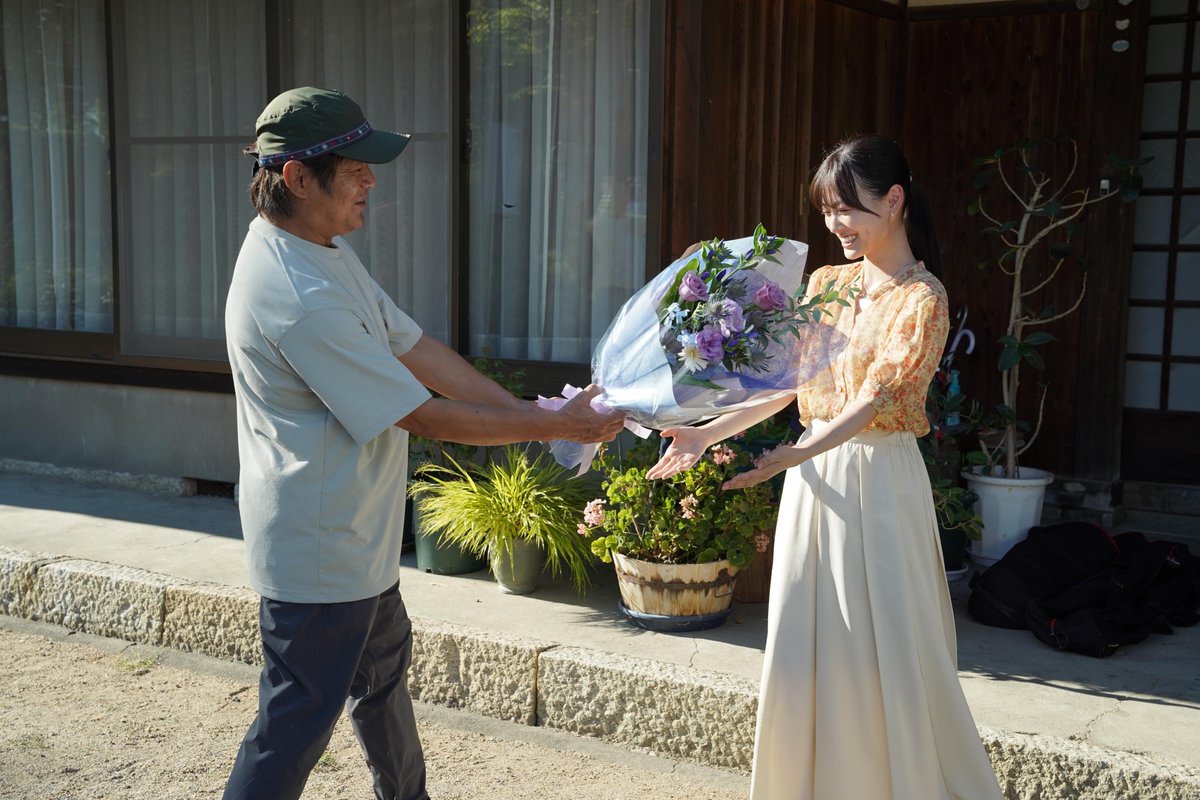hikuidori_movie's tweet image. 本日は #山下美月 さんのお誕生日🎂
おめでとうございます。
山下さんが演じるのは、
雄司を献身的に支える妻、夕里子。
貞市の日記から"何か"を感じているようですが…
先日お祝いした写真と、映画撮影中の写真を📸
#火喰鳥を喰う 𓅞 𝟏𝟎.𝟑(金)