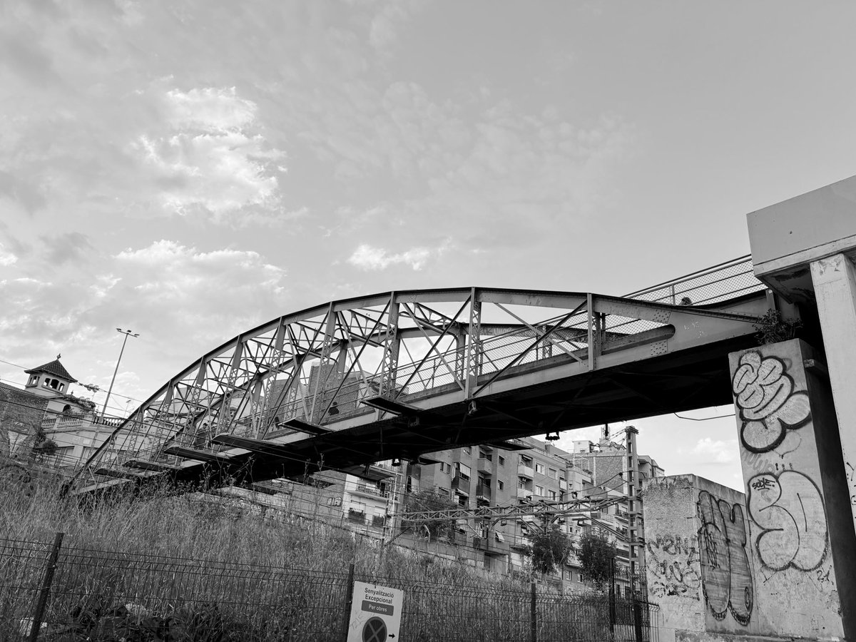 Avui a les 12,30h

Defensem el Castell de Bellvís (ACBALAT) ens trobem davant l'entrada del Metro santa Eulàlia,costat Pont d'en Jordà per denunciar la degradació del pont del Metro, Pont d'en Jordà i la resta de accessos

La lluita continua #PatrimoniLH