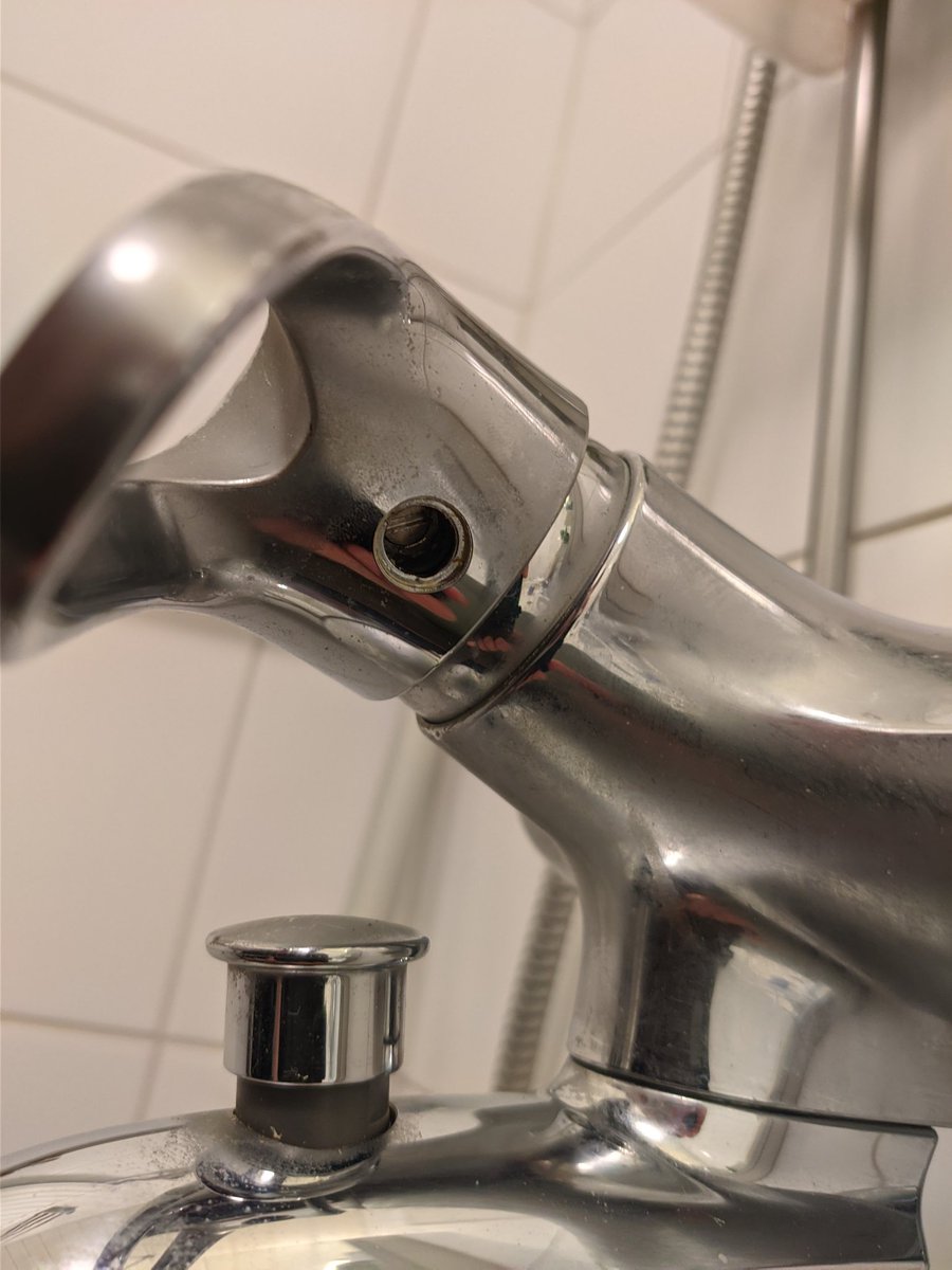 naukuvanaakka's tweet image. Taas vingun, itken ja sulan kuin lumihiutale auringonpaisteessa:
Mikä perkeleen insinööri on päättänyt, että talttapäinen koneruuvi on se paras vaihtoehto sekoittimen kahvan lukitukseen?
Näitä saa olla kiristämässä kerran viikossa ja TALTTAPÄÄ Herran vuonna 2025!