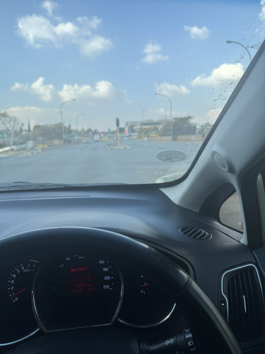 Lemselepe's tweet photo. @MyJRA @CityofJoburgZA @CityPowerJhb @GPDRT_ @CoJTransport @GP_CommSafety @GautengProvince @JDA_joburg @DadaMorero @JoburgMPD @Bertha23206554 @ReaVayaBus Rifle range rd and Kliprivier dr, is been like this for a year. https://t.co/bznB6sOirt