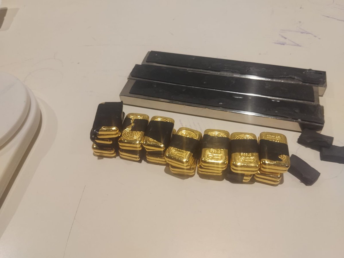 dp_satish's tweet image. A gold “courier” dumped 3.5 kilograms of gold into the trolley of another passenger and escaped from the Kempe Gowda International AirPort in Bengaluru, media reports. He arrived from Dubai. Another airport headache. Don’t take the eye off your luggage/trolley.