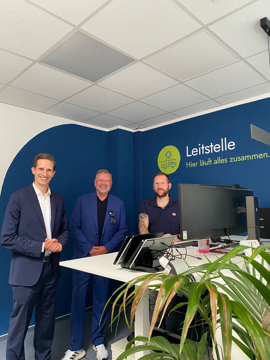 Verbindung(en) schaffen mithilfe von Künstlicher Intelligenz (#KI): Das Pilotprojekt #KIRA des #RMV und der Deutschen Bahn zeigt, wie die Zukunft im öffentlichen Nahverkehr aussehen kann. Finanzstaatssekretär Dr. Till Kaesbach hat sich über das selbstfahrende Auto informiert.