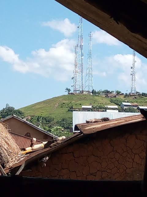 #Rutshuru_M23: Des sources à #nyamilima confirment le décès de 2 jeunes garçons abbatus par les éléments M23 dans les champs aux environs de Ruti, à 3km de la cité de nyamilima en groupement de #Binza, territoire de Rutshuru. 

Un couvre feu est depuis tôt le matin dans la