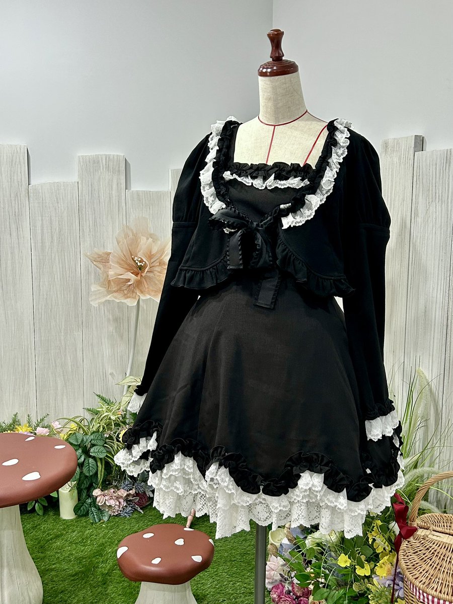 Epetice_info's tweet image. 🖤トルソー紹介🖤
Mary Rose ジャンパースカート【Baroque】
Mary Rose ボレロ【Baroque】
先日入荷して大人気だったMary Roseシリーズ、黒色にお着替えしました!
シックでお人形さんのような印象に˚✧₊
店内10%OFFセール開催中です 💫
