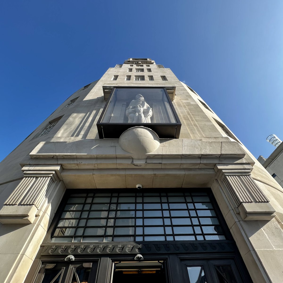 Ianskellyradio3's tweet image. Gorgeous morning in London town. Blue skies prevail over Broadcasting House. A stack of Essential Classics prevails all morning @BBCRadio3. Join me from 9.30 for plenty of great music, some of which you may know, some that will intrigue you and surprise.