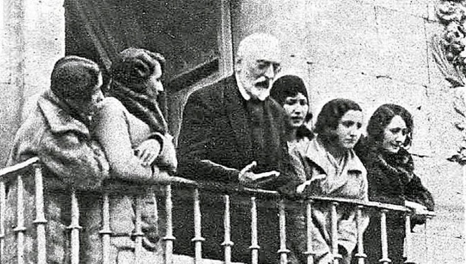 «La libertad no es un estado sino un proceso; sólo el que sabe es libre. Sólo la cultura da libertad. La libertad que hay que dar al pueblo es la cultura»

   -  Miguel de Unamuno
