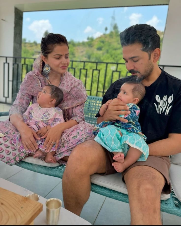 Onlinetadka's tweet image. 1 बेटी का रंग सांवला...रंगभेद का शिकार हुईं रुबीना दिलाइक की 19 महीने की जुड़वां बेटियां, रिश्तेदार बोले-'दाल का पेस्ट या बेसन लगाना' 
#RubinaDilaik #RubinaDilaikTwinDaughters #Jeeva #Edhaa #BollywoodNews #TelevisionNews