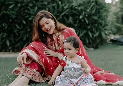 Onlinetadka's tweet image. 1 बेटी का रंग सांवला...रंगभेद का शिकार हुईं रुबीना दिलाइक की 19 महीने की जुड़वां बेटियां, रिश्तेदार बोले-'दाल का पेस्ट या बेसन लगाना' 
#RubinaDilaik #RubinaDilaikTwinDaughters #Jeeva #Edhaa #BollywoodNews #TelevisionNews