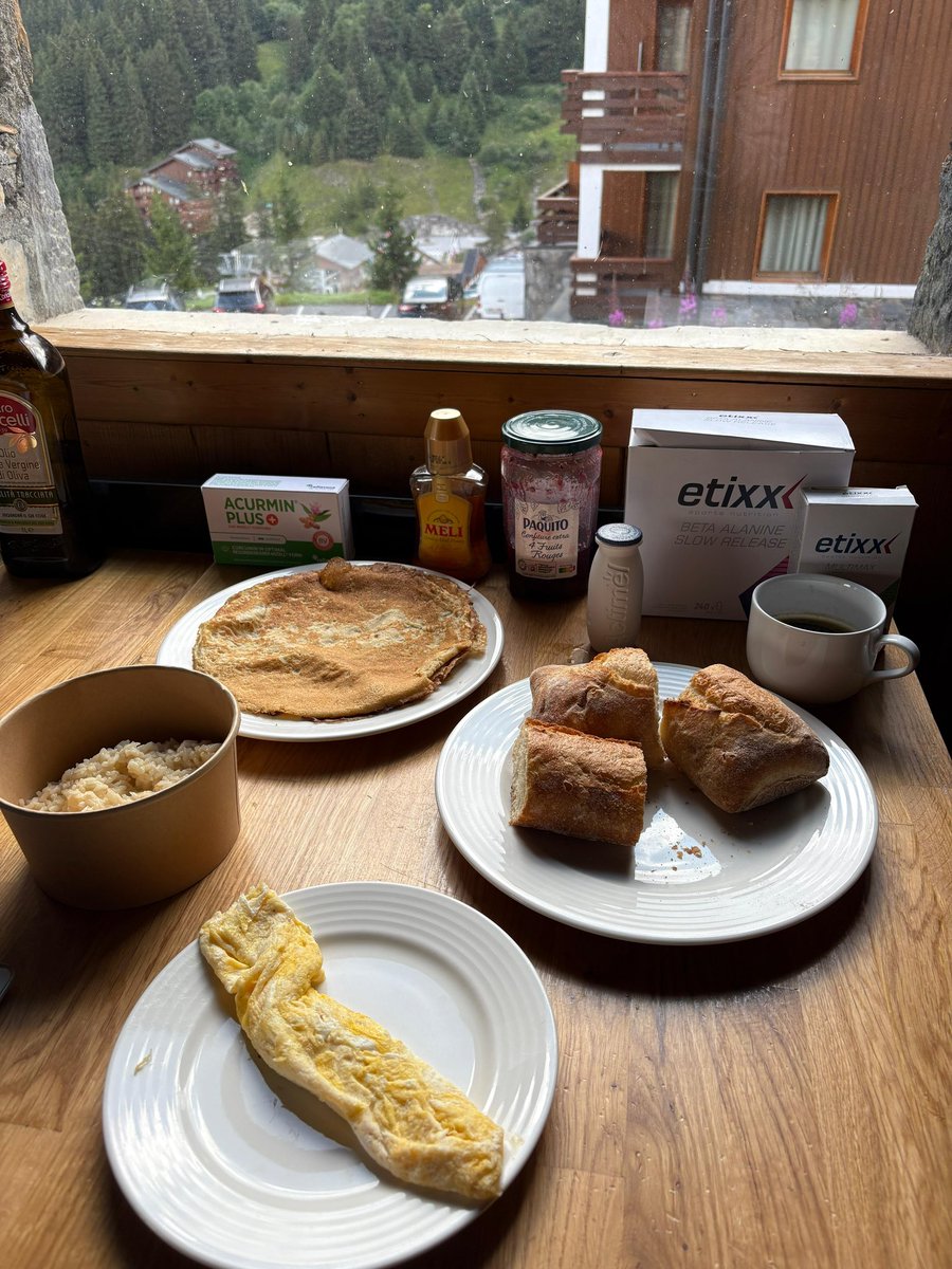 IntermarcheW's tweet image. 1700kcal breakfast before the final mountain stage of Tour de France 🥞