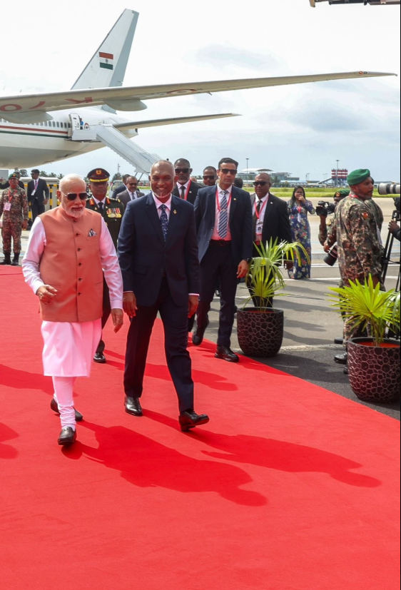 AjiHaaan's tweet image. 2023 में Maldives की एक नई सरकार बनी...चुनाव प्रचार का झंडा था...India Out
घमंड था कि अब चीन के सहारे चलेंगे, भारत की छाया से निकलेंगे..
पर जैसे ही मोदी ने लक्षद्वीप से एक फोटो भेजी मालदीव की चौहत्तर हो गयी..
2025 में वही मालदीव सरकार अब मोदी जी से मदद मांग रही है।
"भारत…