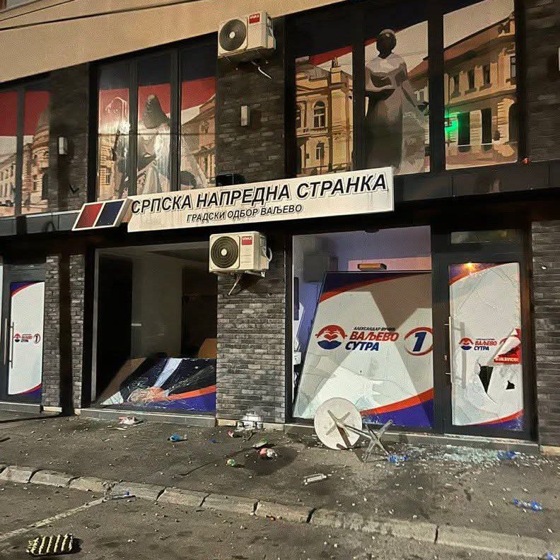 vujadino2's tweet image. Korica za knjigu "Kako sam pobedio obojenu revoluciju"