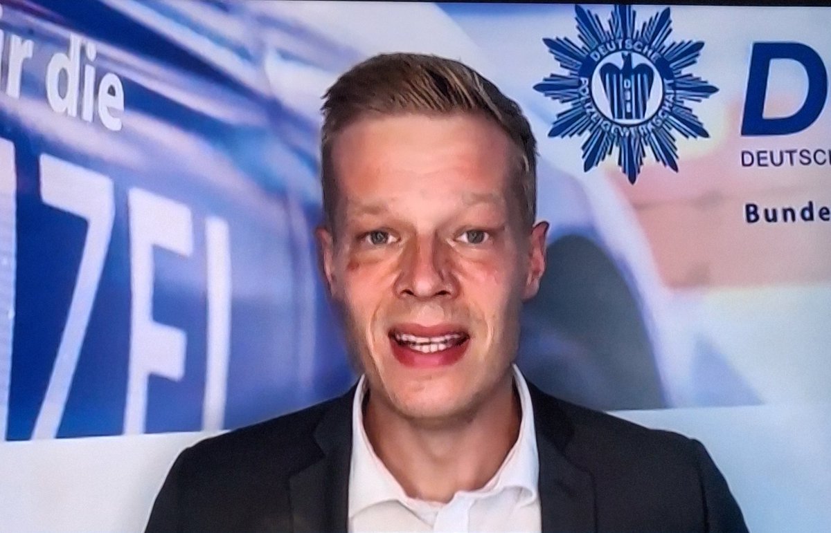 DoktorHuus's tweet image. So muss sich das Ausland den typisch deutschen rassistischen Michel vorstellen:
blonder Seitenscheidel, weißes Polohemd, schlecht sitzendes Sacko und Sonnenbrand im Gesicht.