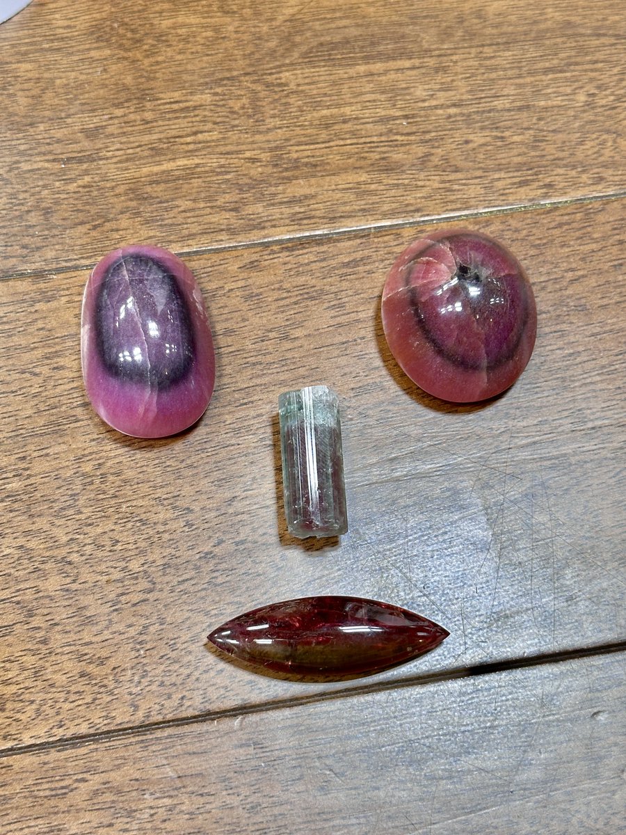 ank0u1's tweet image. トルマリンで顔作った👁️👁️
目玉はマッシュルームトルマリン
鼻はサポ
口はなんかトルマリン