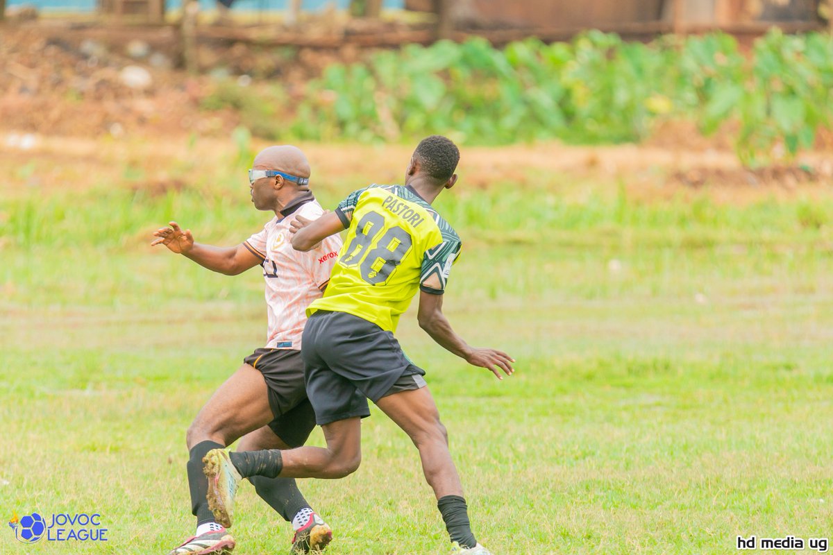 victor_tare256's tweet image. Meet MR. BYAMUKAMA MARTIN, a robust and yet a determined player from the CHAMPIONS 馃弳 of Jovoc league Sn4.@ABAKAWUU.
He keeps running hard even in their final minutes. big ups
#HembaGwake5
@TheJovocLeague