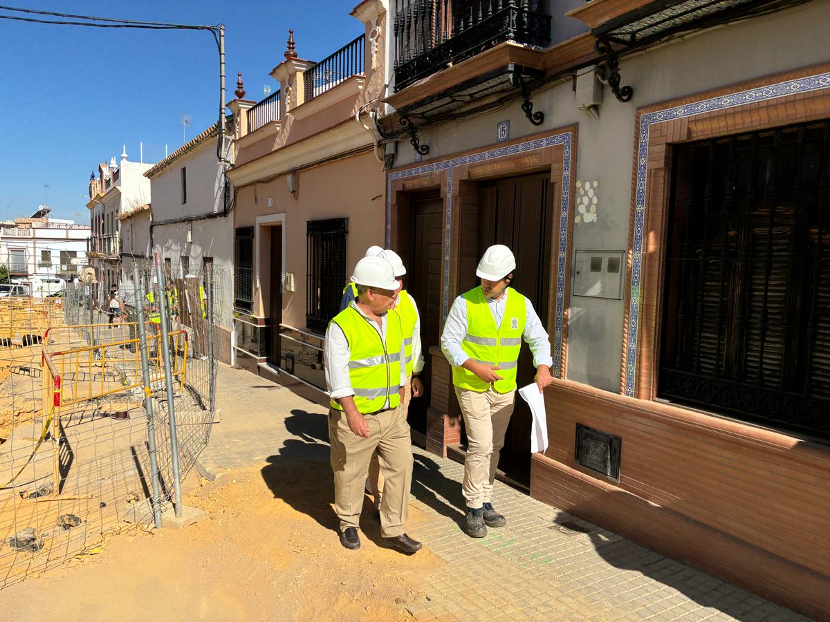 El consejero delegado de EMASESA, <a href="/Manuel_romeror/">Manuel Romero</a>, y el alcalde de <a href="/AytoMairenalcor/">Ayuntamiento de Mairena del Alcor</a> visitan las obras de mejora de redes de abastecimiento y saneamiento en la localidad
🚧EMASESA ejecuta actualmente 3 obras por valor de 2,6 millones de euros
🔗ow.ly/Nl6A50Wv5f7
#TuAgua