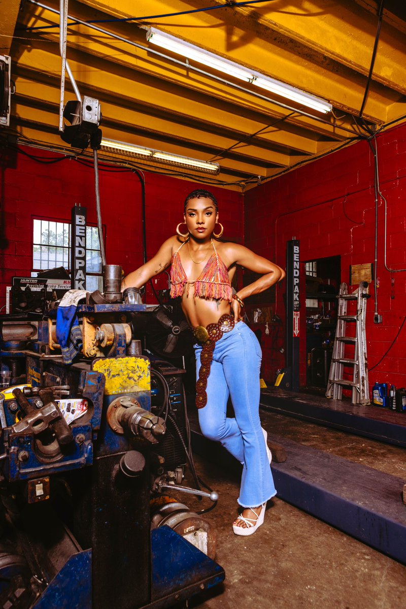 _brvel's tweet image. Didn’t come to fix your car , but might mess with your engine 💋🛠️