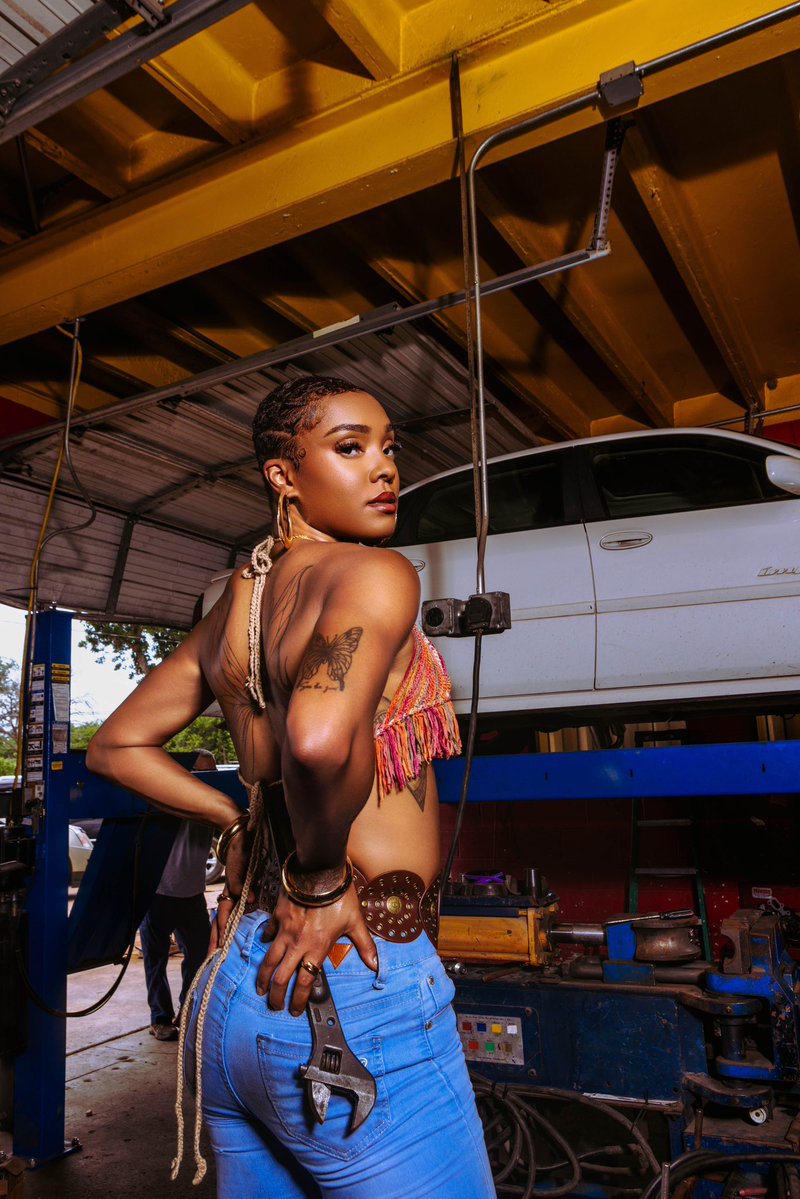 _brvel's tweet image. Didn’t come to fix your car , but might mess with your engine 💋🛠️