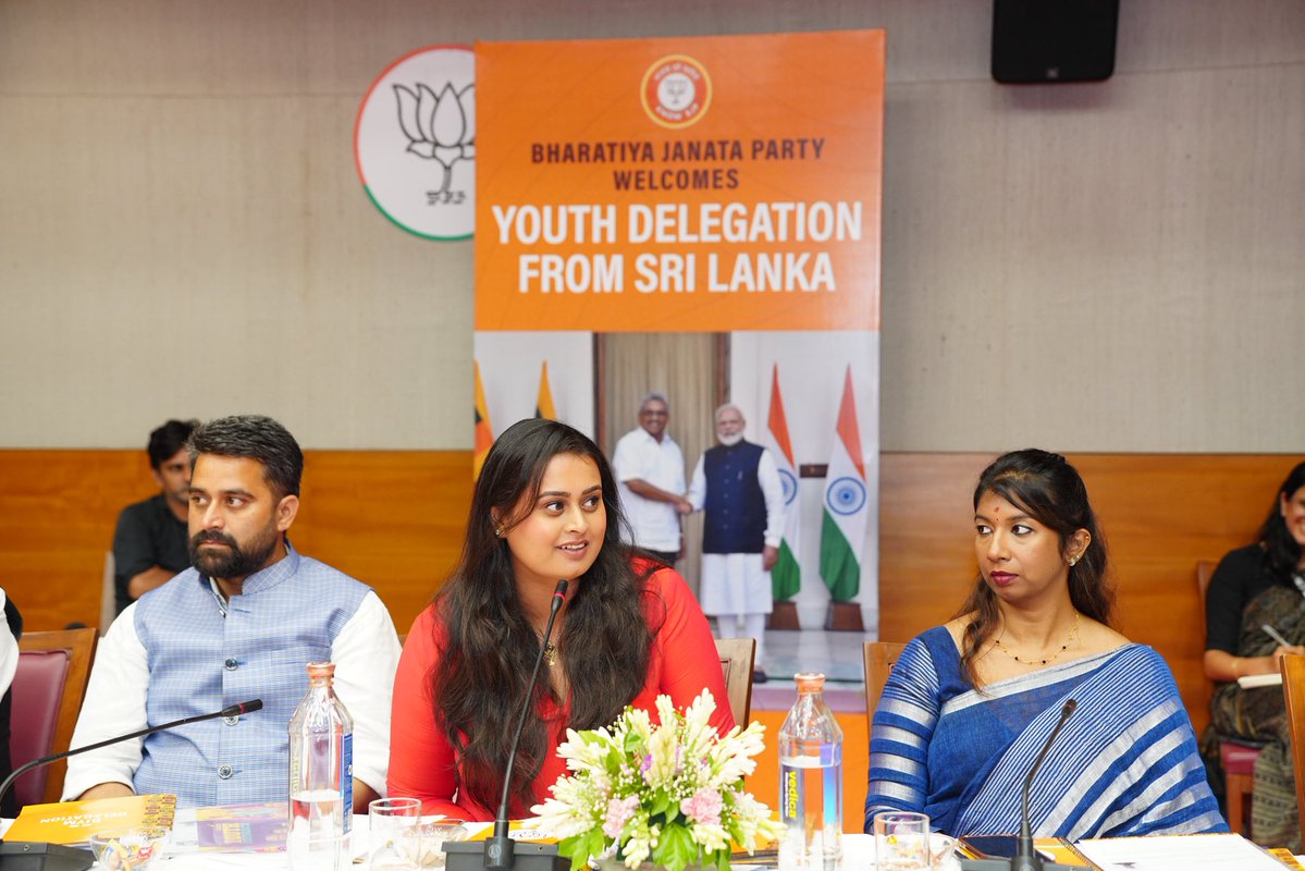 milindarj's tweet image. ලෝකයේ විශාලතම ප්රජාතන්ත්රවාදී රට පාලනය කරන ලෝකයේ ලොකුම පක්ෂය, භාරතීය ජනතා පක්ෂයේ තරුණ සංවිධානයේ නායකයන් සමග, දිල්ලියේ පිහිටි ප්රධාන කාර්යාලයේ පැවති සංවාදයෙන් අනතුරුව. මම වෙස්මූණක් තෑගි දුන්නේ BJP තරුණ අංශයේ සභාපති පාර්ලිමේන්තු මන්ත්රී තේජස්වි සූර්යා ටයි.