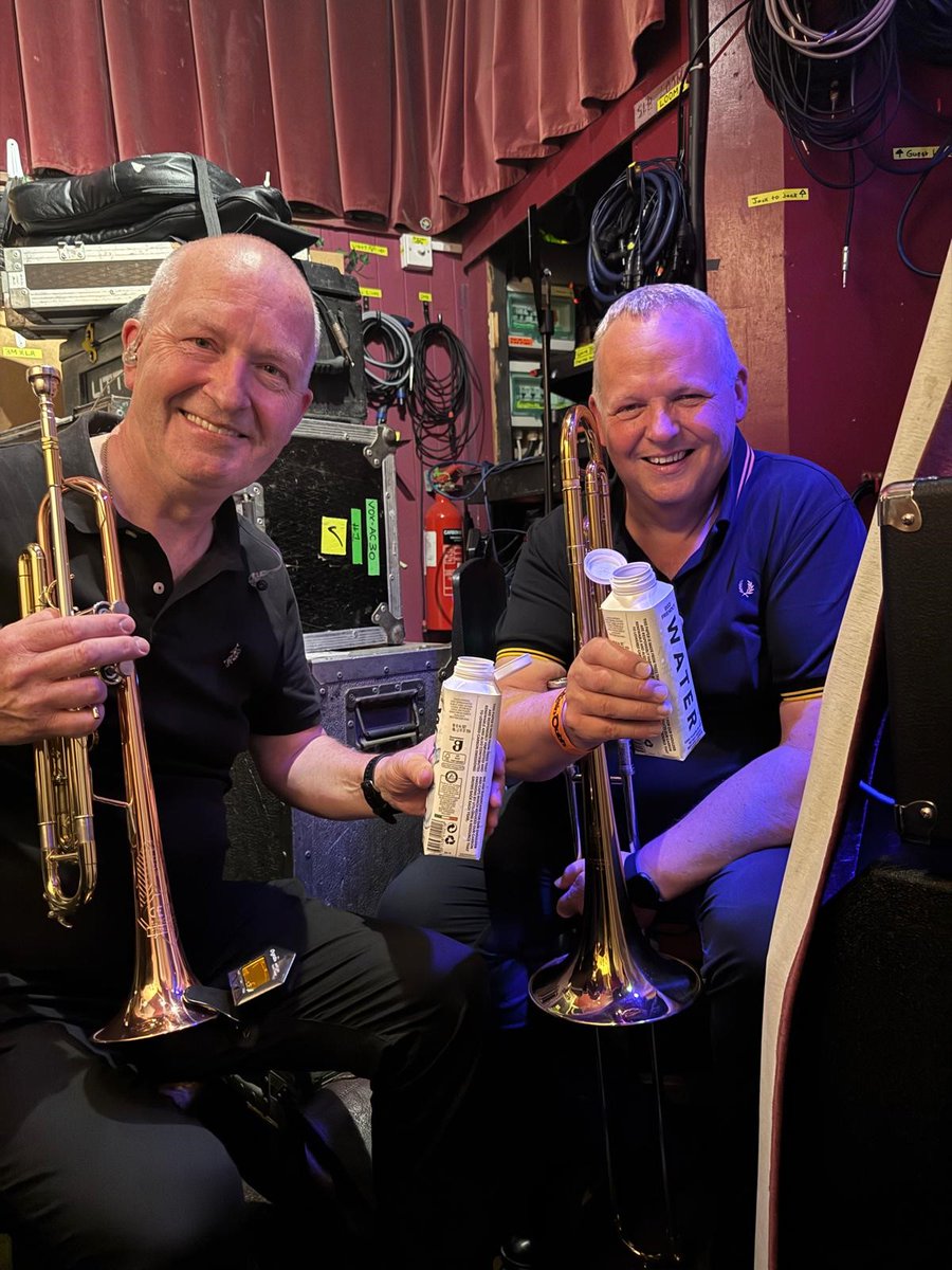 TheBladesBand's tweet image. Dolan&apos;s, Limerick.
While Paul&apos;s onstage singing &apos;Some People Smile&apos;, Frank and Paul G are &apos;behind the curtain&apos;, taking a well-earned break!

Paul pic: Suzie Grimes
Blue Brass pic: Mill Butler